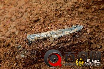 岳阳东周古墓群 两千年前青铜剑光亮如新