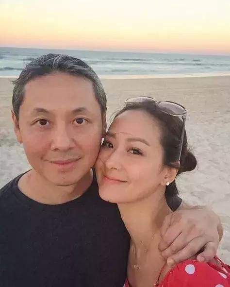 丈夫白发苍苍她却依旧少女模样，41岁的她仍是娱乐圈明星的偶像