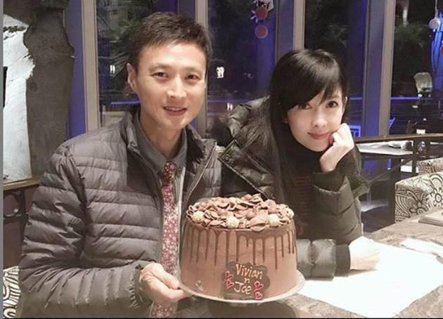 “玉女掌门人”周慧敏晒合影庆纪念日 54岁倪震瘦到认不出