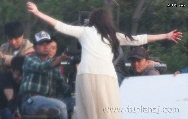 刘亦菲拍《露水红颜》 披头散发跳桥