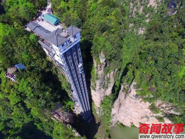湖南张家界武陵风景区，有一栋世界上最高的户外观光电梯——百龙天梯！