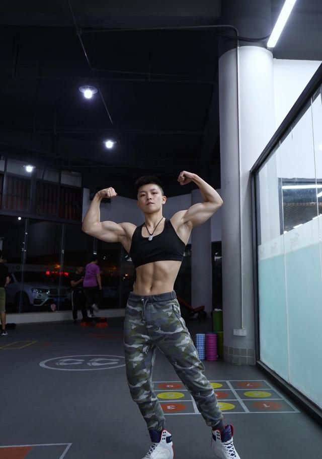 女大学生健身爆红，身材堪比肌肉男，脱掉上衣都看不出男女_0