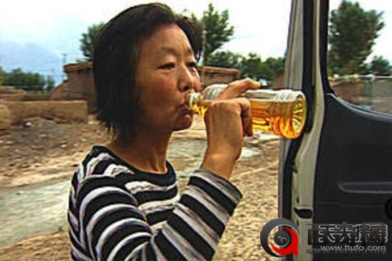 农妇患怪癖：十年喝下成吨汽油