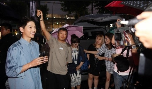 宋仲基公开婚讯后首亮相 笑容灿烂比心