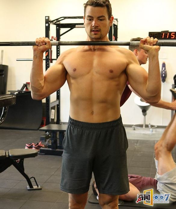 瘦弱小伙吃素三年 竟练成一身肌肉变男神