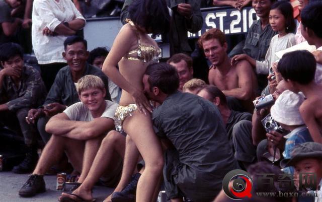 越战罕见秘照-南越美女到美军基地慰劳大兵(组图)