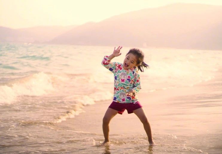 梅婷两个孩子也长大了！姐弟长相如复制粘贴，女儿大脑门似爸爸