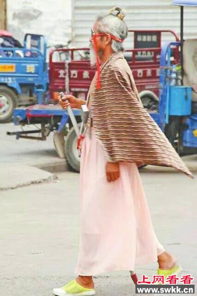 披浴巾戴红裙的洛阳关林犀利爷爷走红网络世界。