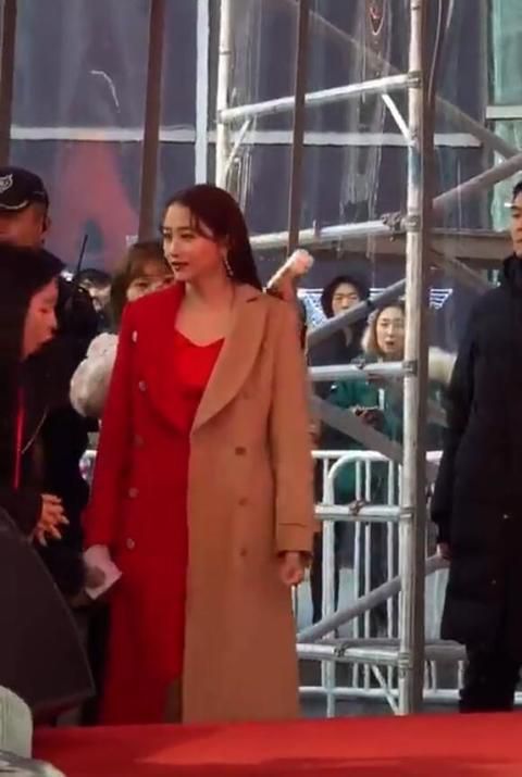 关晓彤无修图曝光，一双美腿惊呆网友：羡慕了