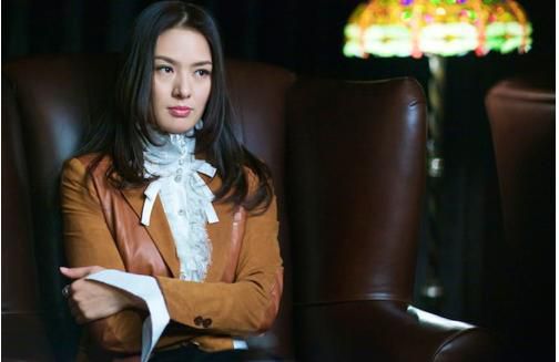 她当模特比瞿颖火，嫁央视名导却离婚，转型做设计师，带女儿走秀