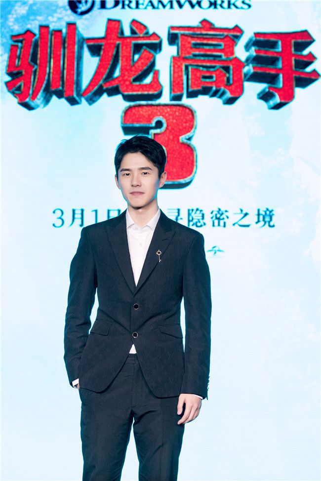 刘昊然现身《驯龙高手3》首映礼上演实力宠粉三连