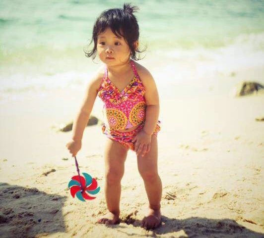 梅婷两个孩子也长大了！姐弟长相如复制粘贴，女儿大脑门似爸爸