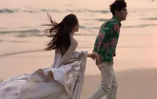 50岁伊能静感慨儿女体贴享受天伦之乐，3岁女儿穿公主裙很可爱