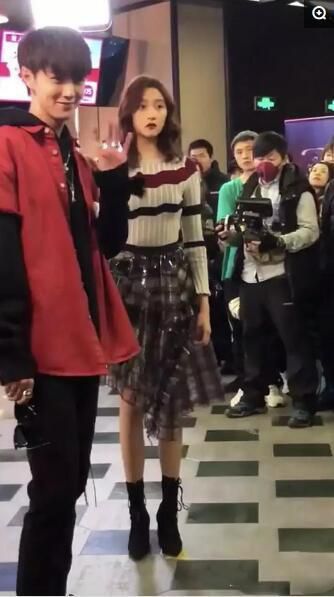 关晓彤无修图曝光，一双美腿惊呆网友：羡慕了