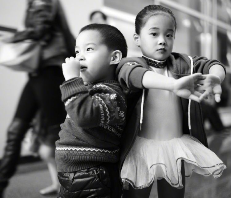 梅婷两个孩子也长大了！姐弟长相如复制粘贴，女儿大脑门似爸爸