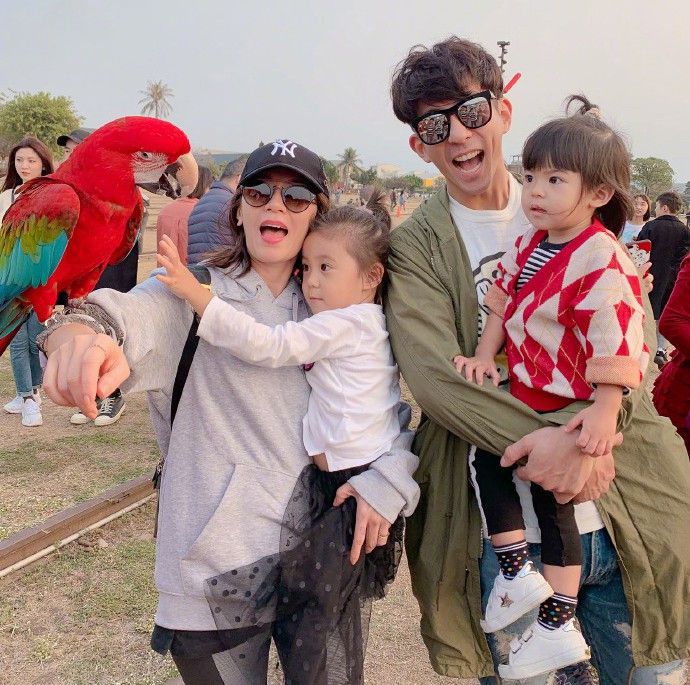 梅婷两个孩子也长大了！姐弟长相如复制粘贴，女儿大脑门似爸爸