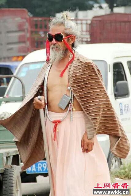 披浴巾戴红裙的洛阳关林犀利爷爷走红网络世界。