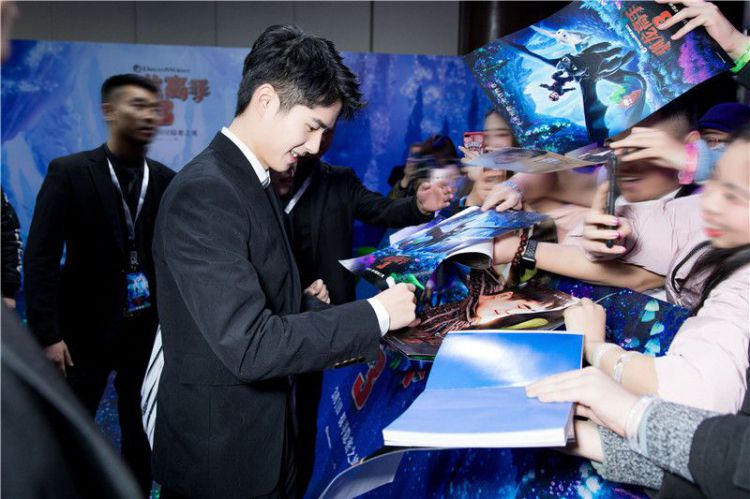 刘昊然现身《驯龙高手3》首映礼上演实力宠粉三连