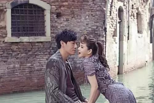 50岁伊能静感慨儿女体贴享受天伦之乐，3岁女儿穿公主裙很可爱