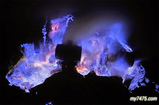 印尼Kawah Ijen 火山的蓝色岩浆奇观