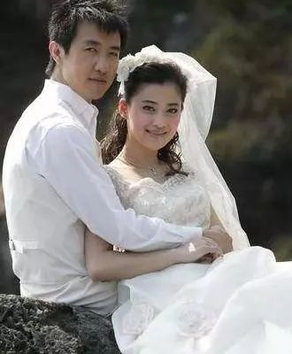梅婷两个孩子也长大了！姐弟长相如复制粘贴，女儿大脑门似爸爸