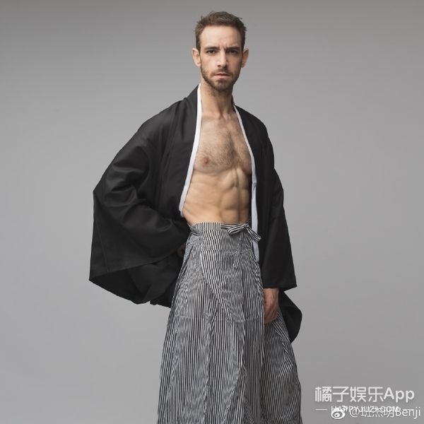 还记得《新还珠格格》里的洋人班杰明吗？他现在变这样了