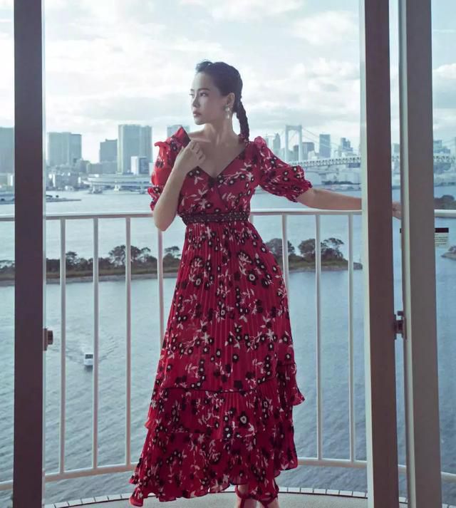 50岁伊能静感慨儿女体贴享受天伦之乐，3岁女儿穿公主裙很可爱