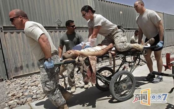 揭秘美国女兵的军营生活：喝蛇血