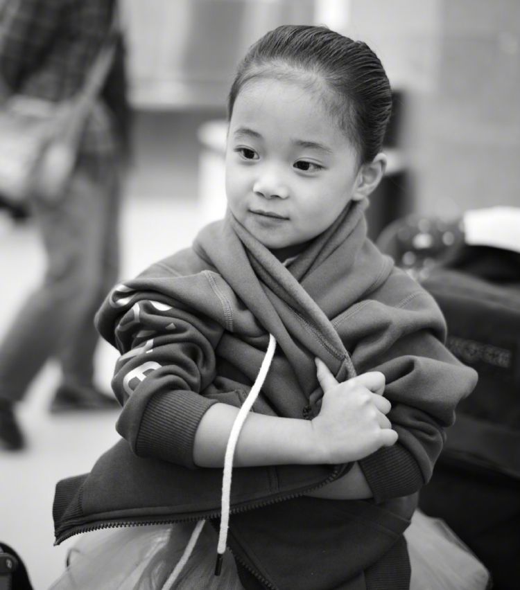 梅婷两个孩子也长大了！姐弟长相如复制粘贴，女儿大脑门似爸爸