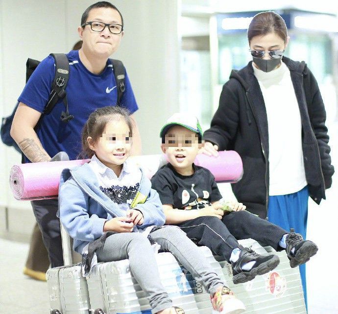 梅婷两个孩子也长大了！姐弟长相如复制粘贴，女儿大脑门似爸爸