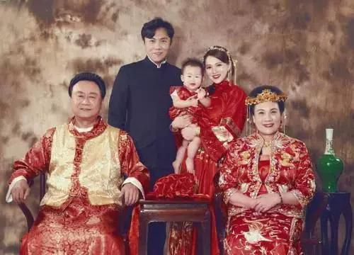 50岁伊能静感慨儿女体贴享受天伦之乐，3岁女儿穿公主裙很可爱