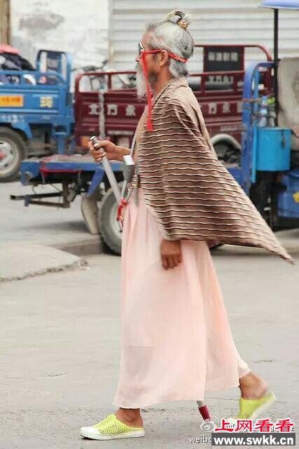 披浴巾戴红裙的洛阳关林犀利爷爷走红网络世界。