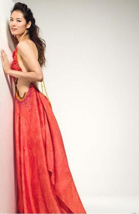 她当模特比瞿颖火，嫁央视名导却离婚，转型做设计师，带女儿走秀