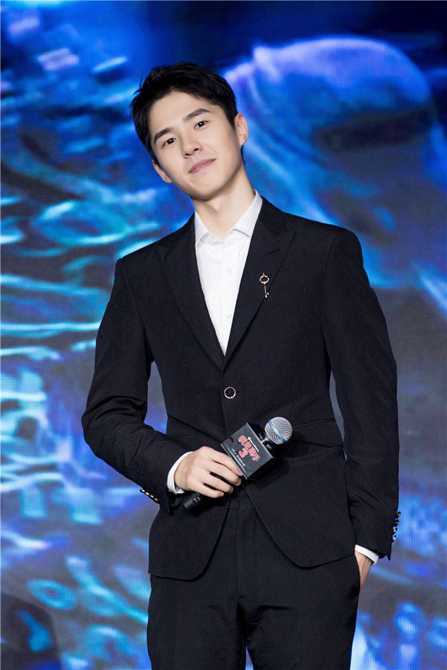 刘昊然现身《驯龙高手3》首映礼上演实力宠粉三连