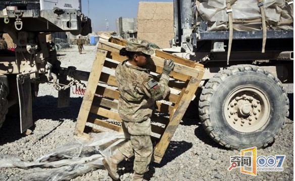 揭秘美国女兵的军营生活：喝蛇血