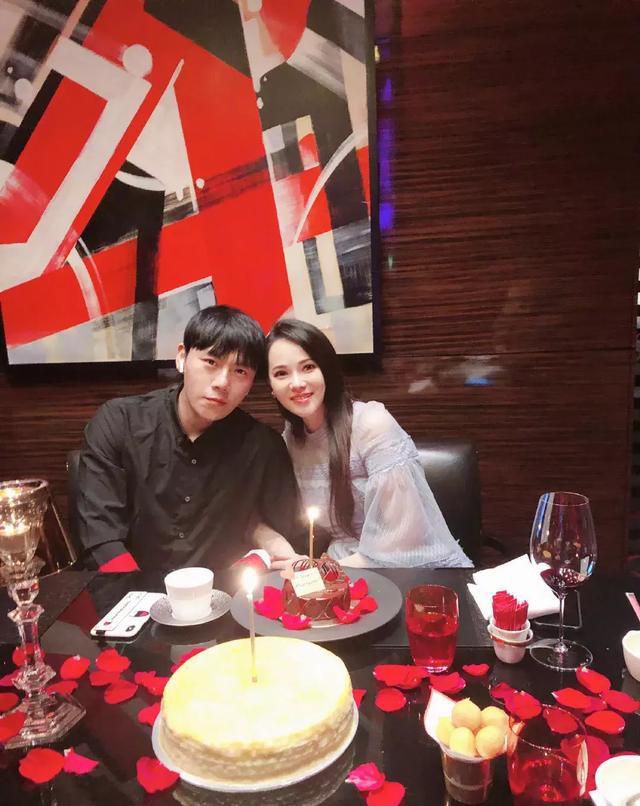 50岁伊能静感慨儿女体贴享受天伦之乐，3岁女儿穿公主裙很可爱