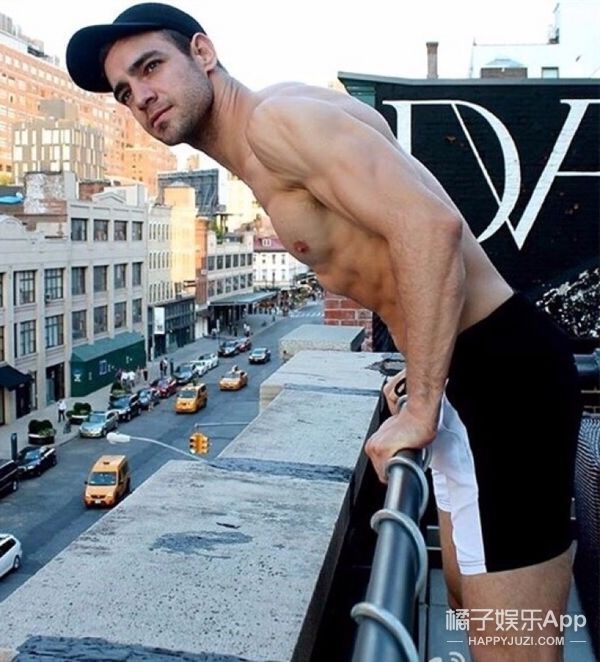 还记得《新还珠格格》里的洋人班杰明吗？他现在变这样了