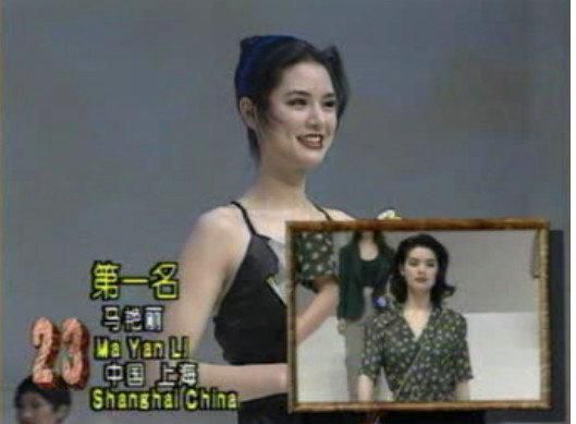 她当模特比瞿颖火，嫁央视名导却离婚，转型做设计师，带女儿走秀