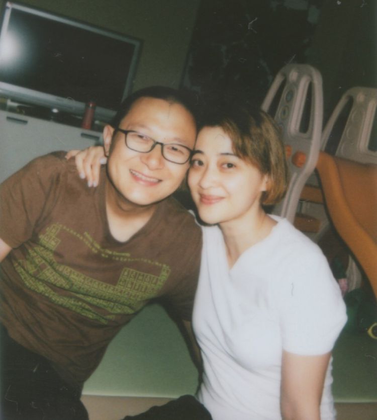 梅婷两个孩子也长大了！姐弟长相如复制粘贴，女儿大脑门似爸爸