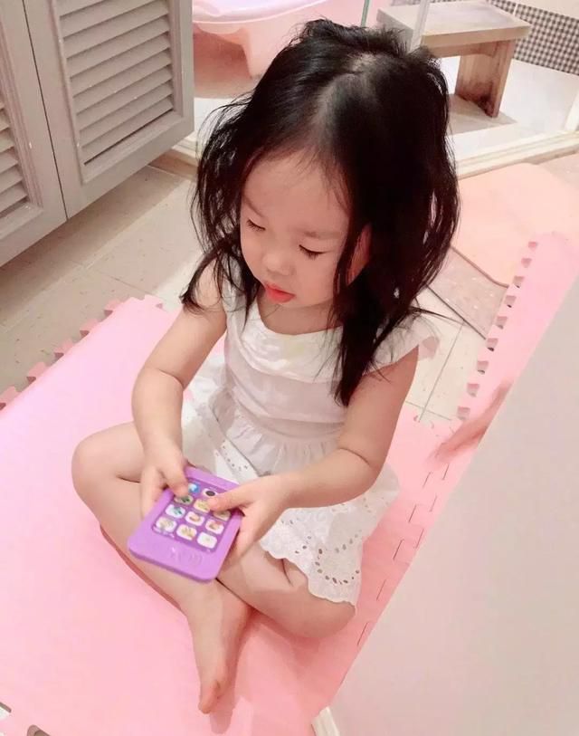 50岁伊能静感慨儿女体贴享受天伦之乐，3岁女儿穿公主裙很可爱