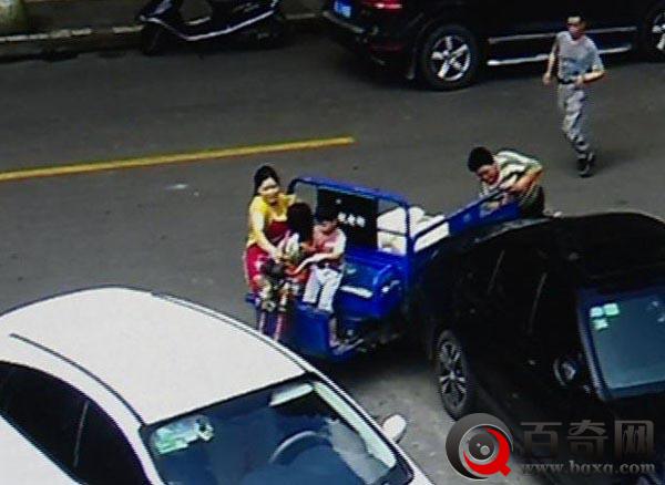 金华4岁熊孩子开三轮车撞奔驰 爸妈拉都拉不住