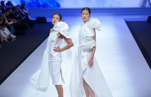 她当模特比瞿颖火，嫁央视名导却离婚，转型做设计师，带女儿走秀