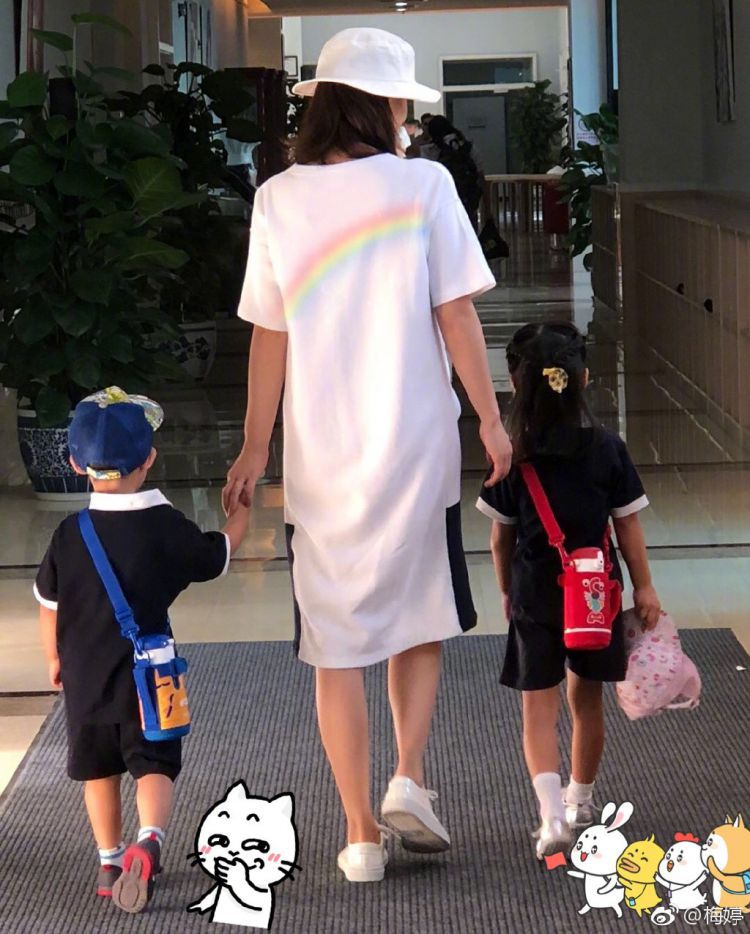 梅婷两个孩子也长大了！姐弟长相如复制粘贴，女儿大脑门似爸爸