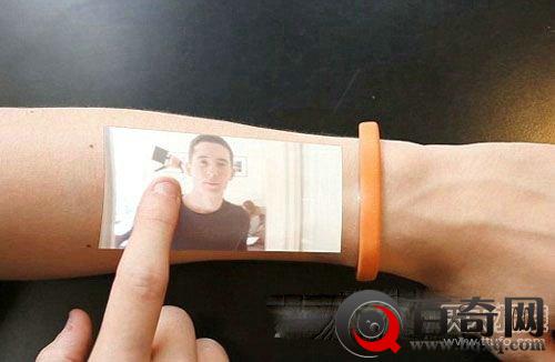 智能手环将画面投射皮肤：手臂变触摸屏