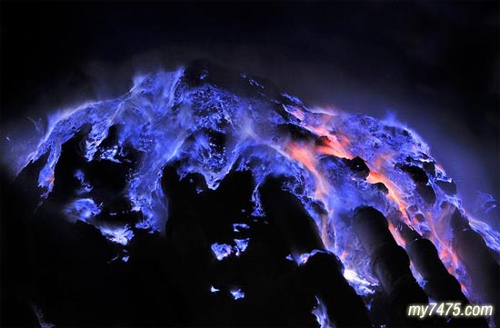 印尼Kawah Ijen 火山的蓝色岩浆奇观