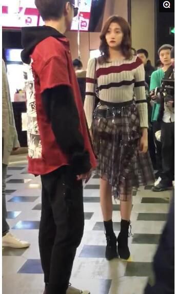 关晓彤无修图曝光，一双美腿惊呆网友：羡慕了