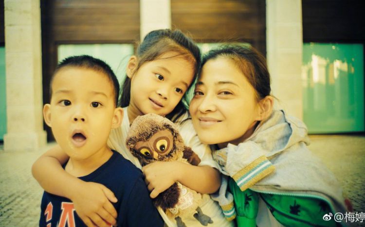 梅婷两个孩子也长大了！姐弟长相如复制粘贴，女儿大脑门似爸爸