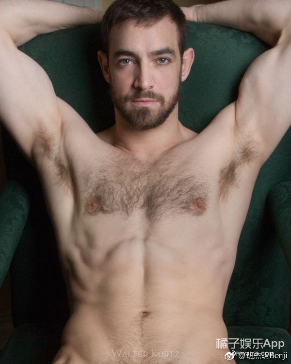 还记得《新还珠格格》里的洋人班杰明吗？他现在变这样了