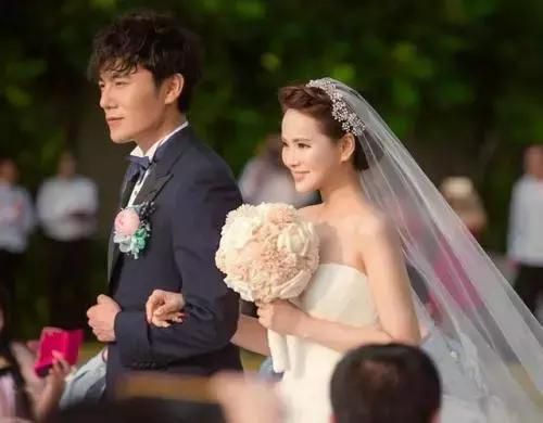 50岁伊能静感慨儿女体贴享受天伦之乐，3岁女儿穿公主裙很可爱