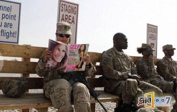 揭秘美国女兵的军营生活：喝蛇血